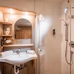 Strasser 4* سول