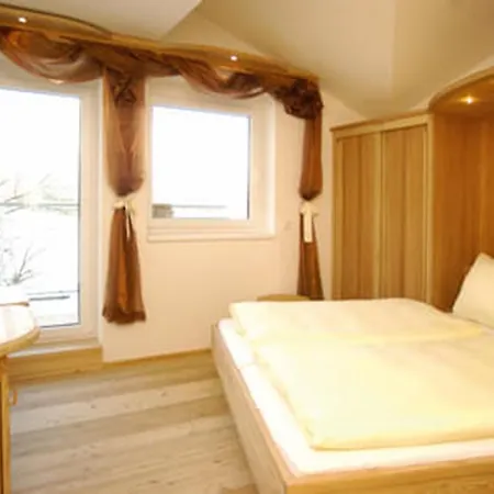 Strasser Bed & Breakfast 4*