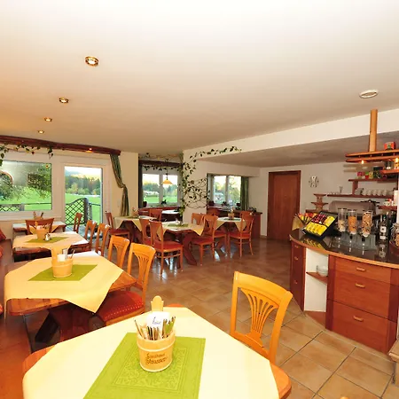 فندق مبيت وإفطار Strasser 4*