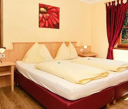 Strasser Nocleg ze śniadaniem 3*